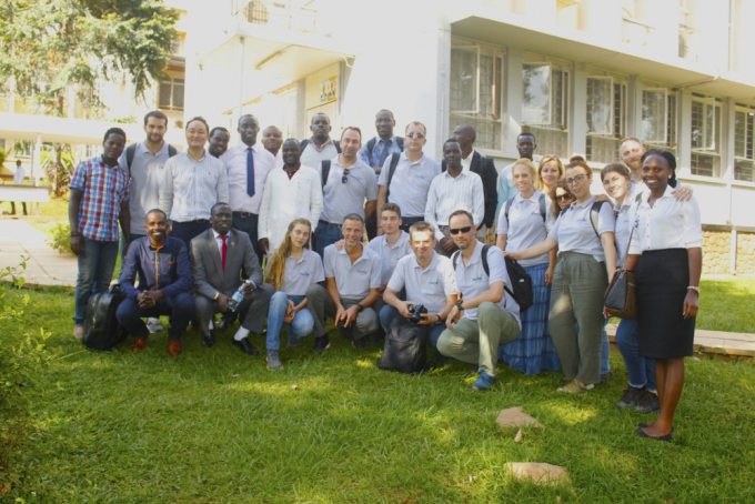 Οι Έλληνες ιατροί που εκπαιδεύουν δωρεάν συναδέλφους τους στην Ουγκάντα